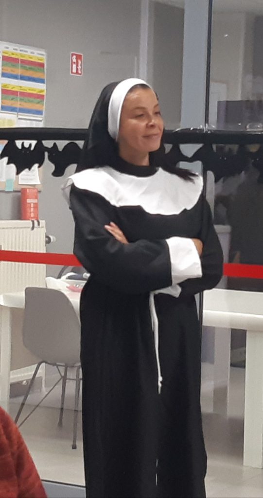 Souad, notre directrice, déguisée en nonne diabolique.