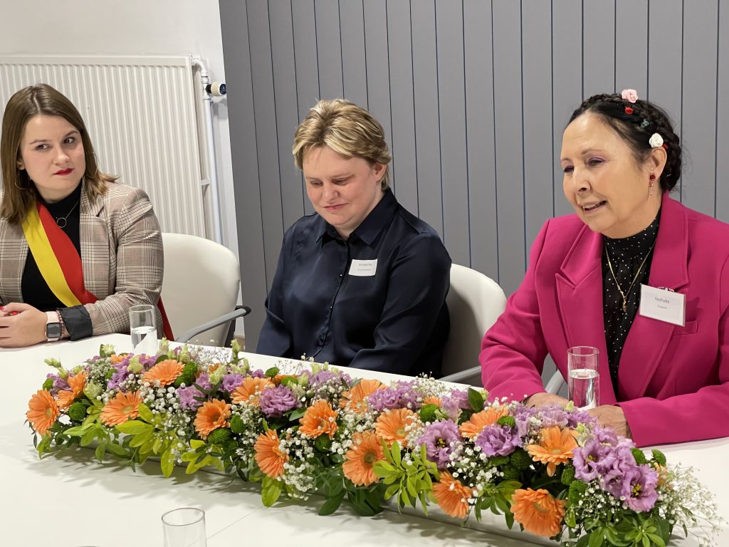 De gauche à droite: Alicia Monard, Kimberley et NAthalie, assises à la table de réunion.