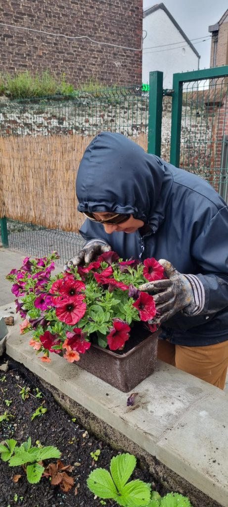 Nathalie inspecte les fleurs.