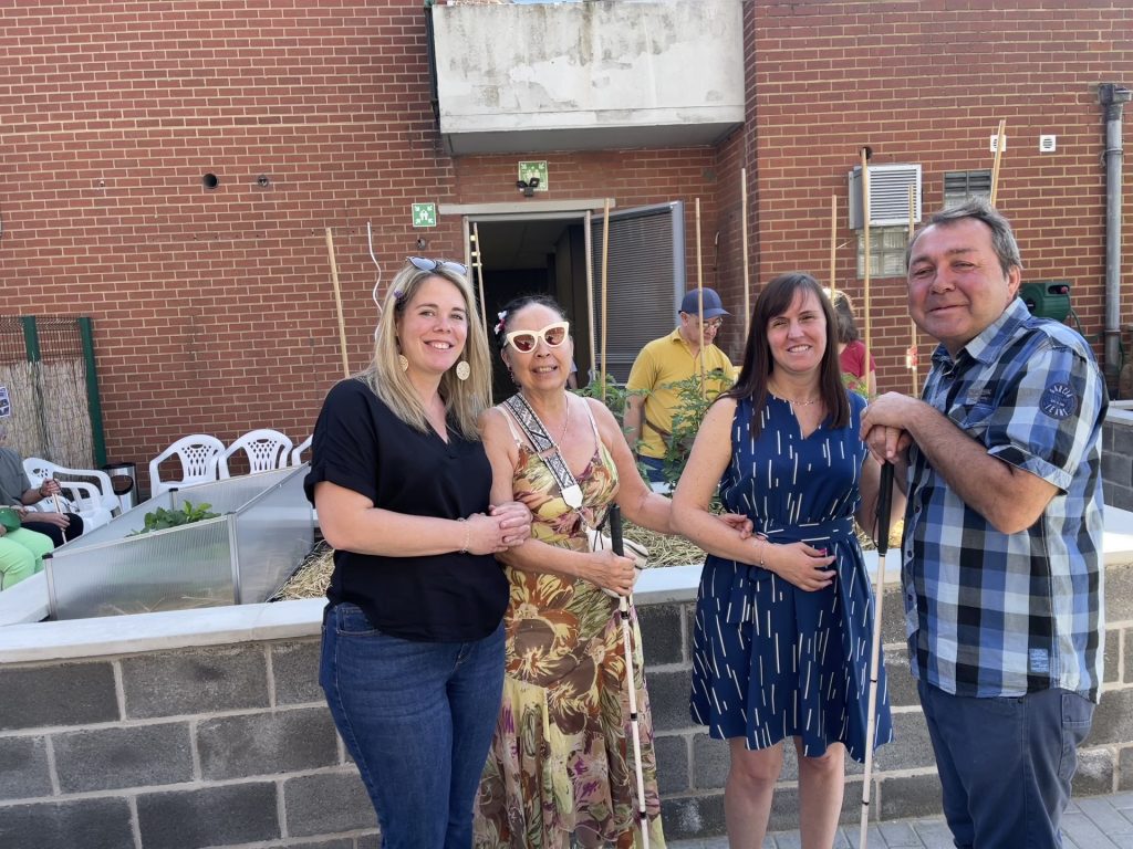 Delphine, Nathalie, Valérie et Philippe dans le jardin.