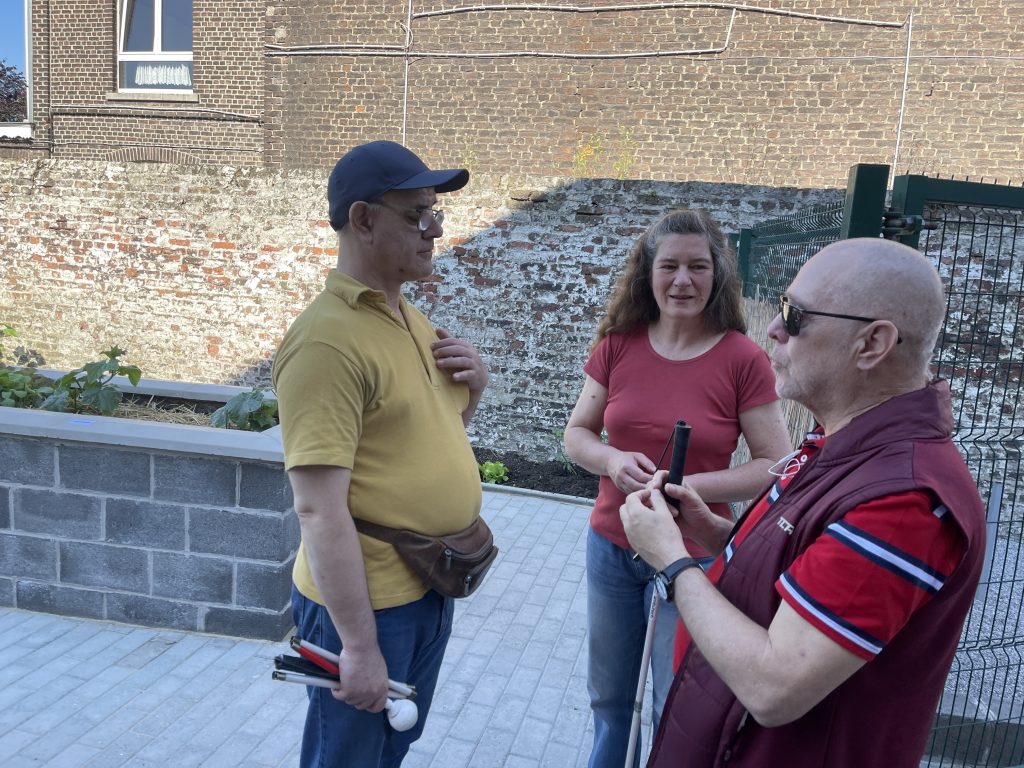 Didier discute avec Karen et Alain