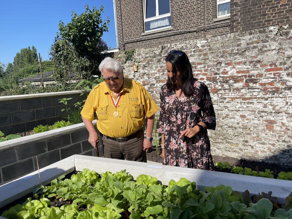 Monsieur Anciaux de la fraternité montagnarde visite le jardin avec Souad.