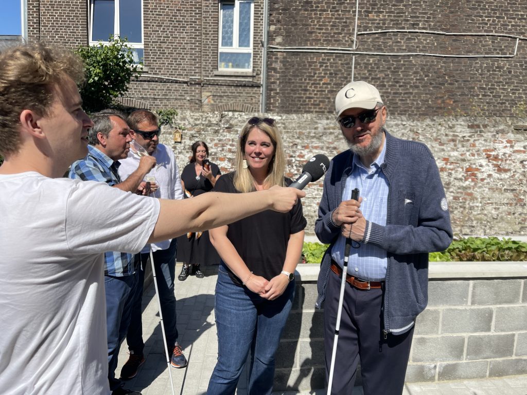 Delphine et Roberto sont interviewés par un journaliste de la rtbf.