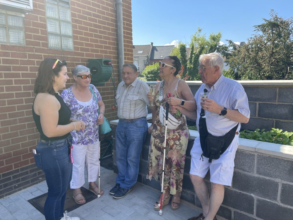 alicia Monard discute avec Cécile, José, Nathalie et Jean-Marie.