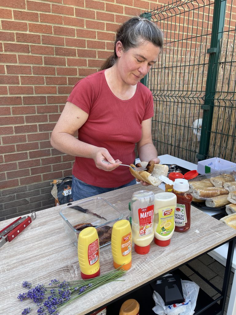 Karen prépare les pains saucisses.