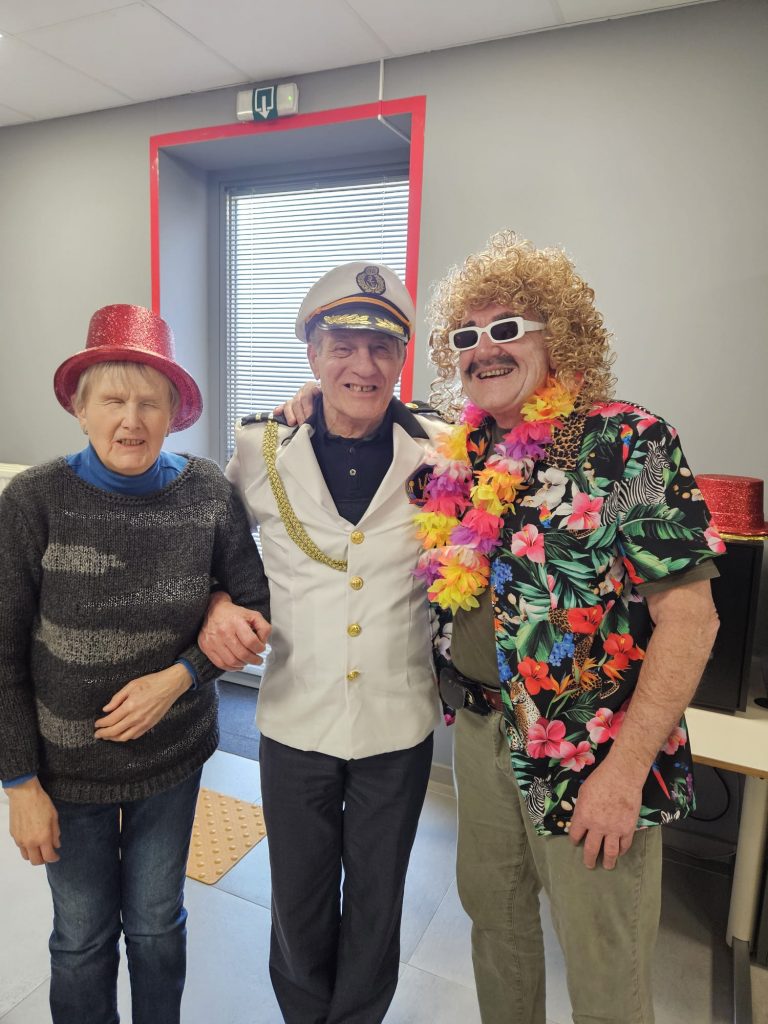 Blanche, Dominique et Michel posent tous les 3 debout.