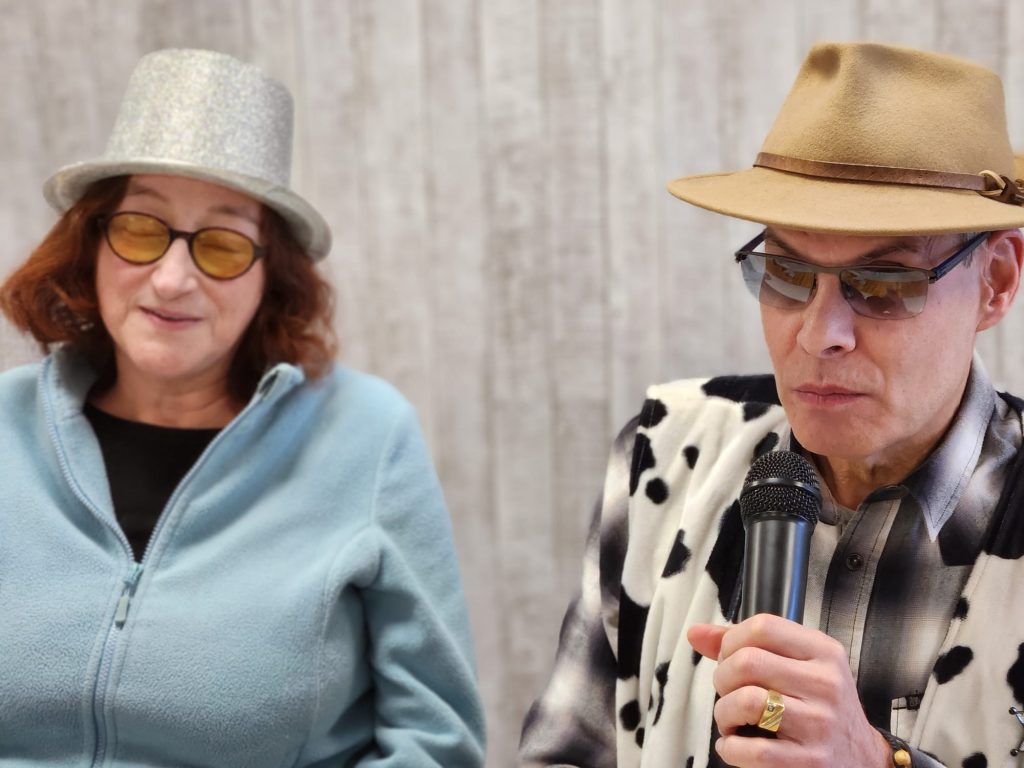 Pascale et Jean-Pierre qui tient le micro.