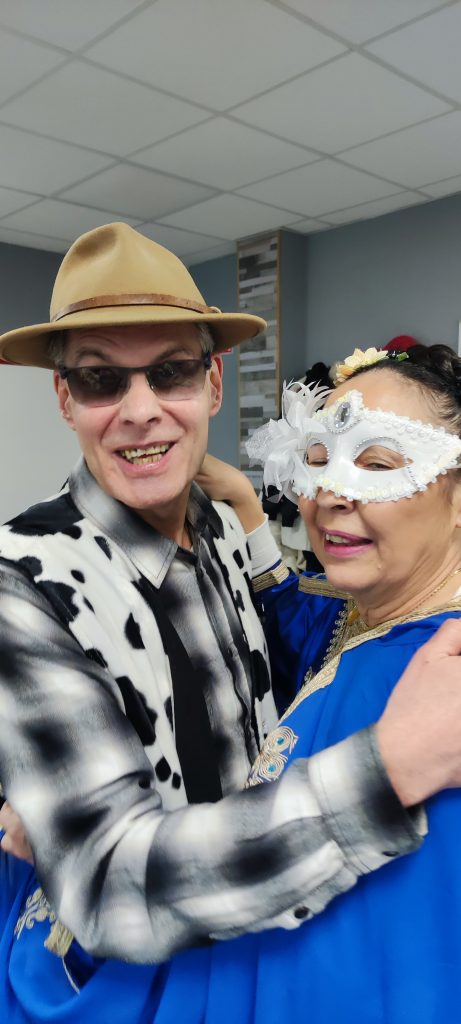 Jean-Pierre danse avec Nathalie.