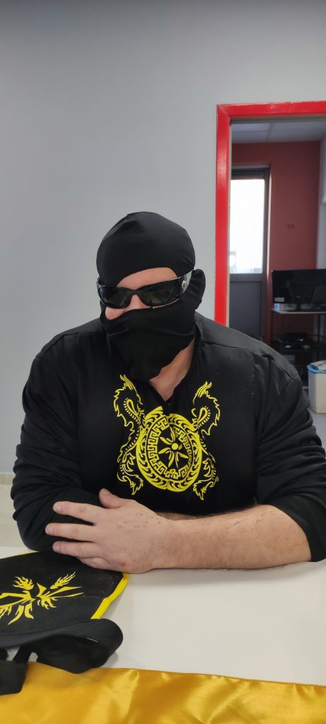 Claudy passe incognito déguisé en Ninja.