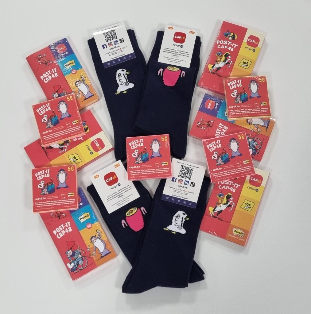 Les post-it en 2 formats à 5€ et 10€ et les chaussettes 15 €.