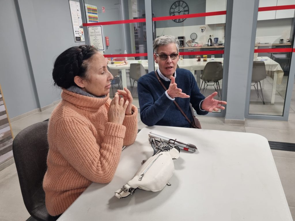 Jean-Pierre raconte des carabistouille et Nathalie les écoute avec attention.