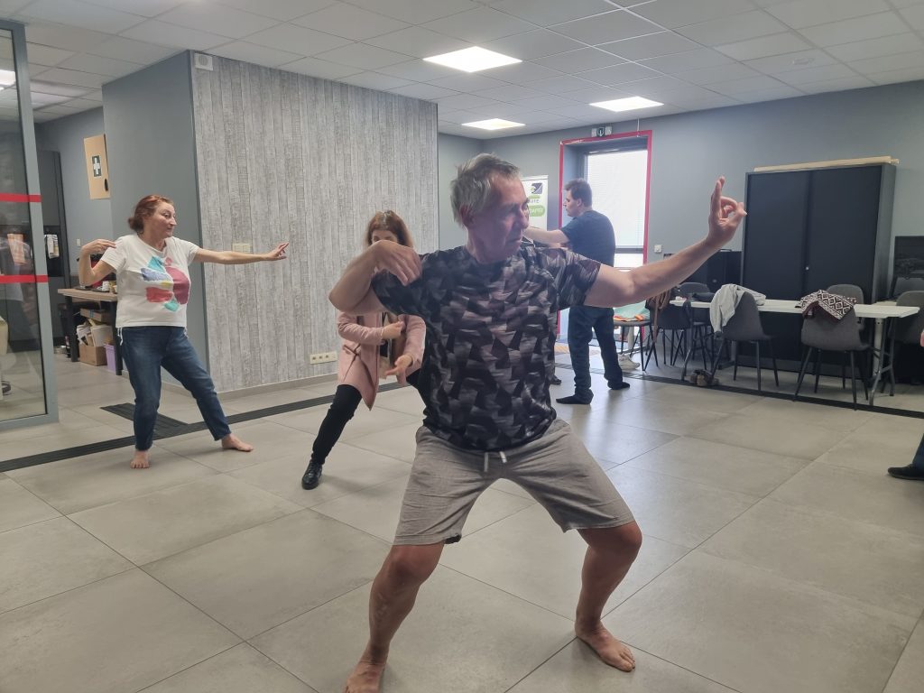 Au centre et au premier plan, Eric est dans une posture dynamique et ancrée. Derrière Eric, Pascale, Katty et Alexandre  suivent le mouvement