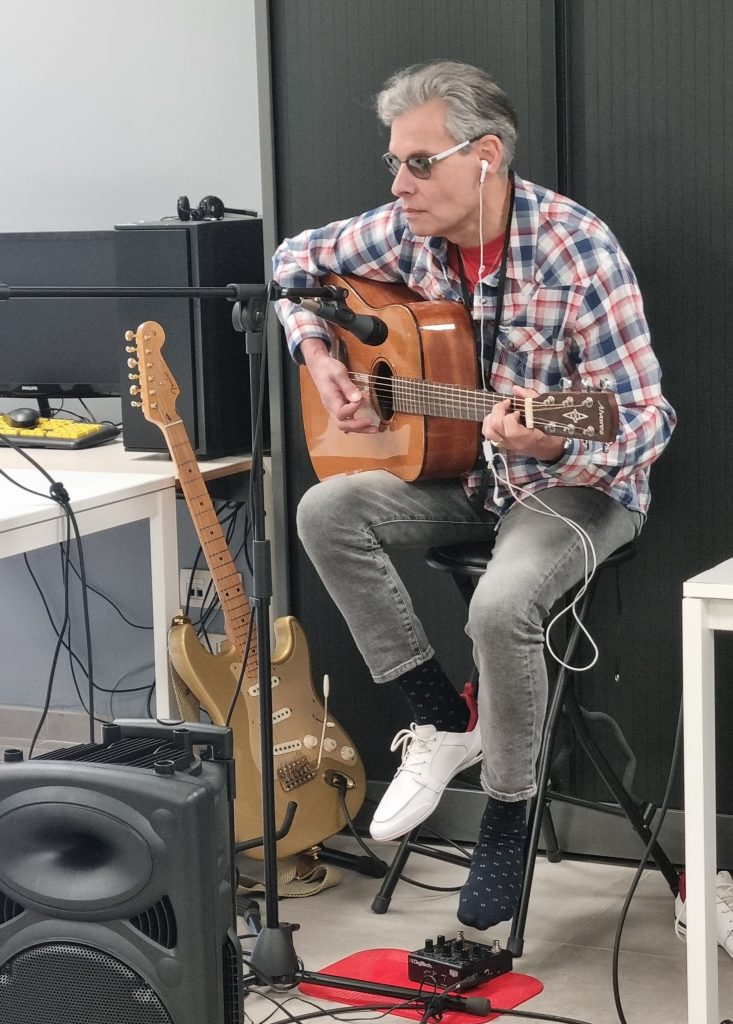 Jean=Pierre joue de la guitare lors de notre club Blues