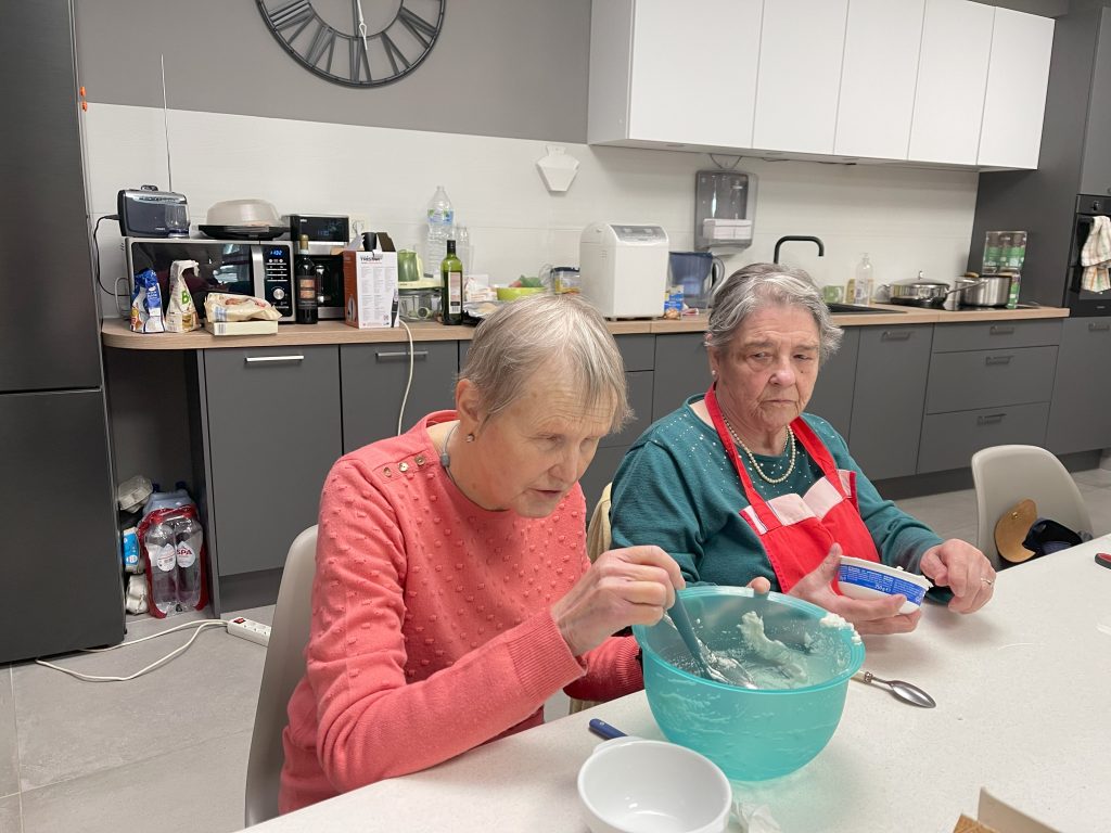 Blanche et Catherine mélanges la crème coco.
