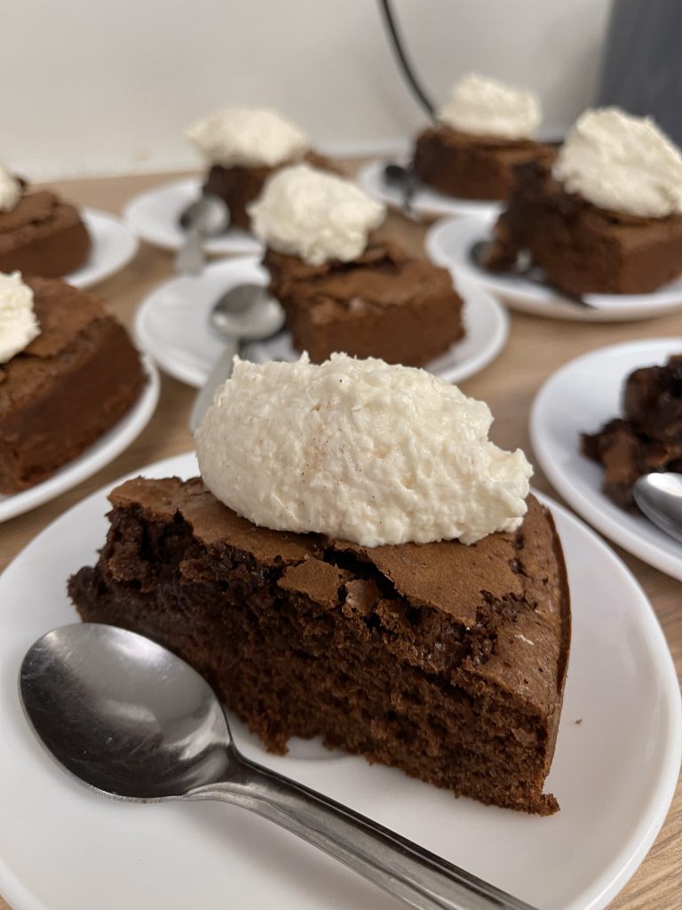 Le dessert: gâteau au chocolat et crème au mascarpone et à la coco.