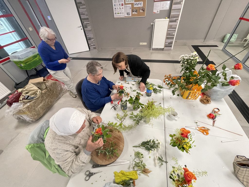 Vue des participantes occupées à piquer les fleurs dans le montage.
