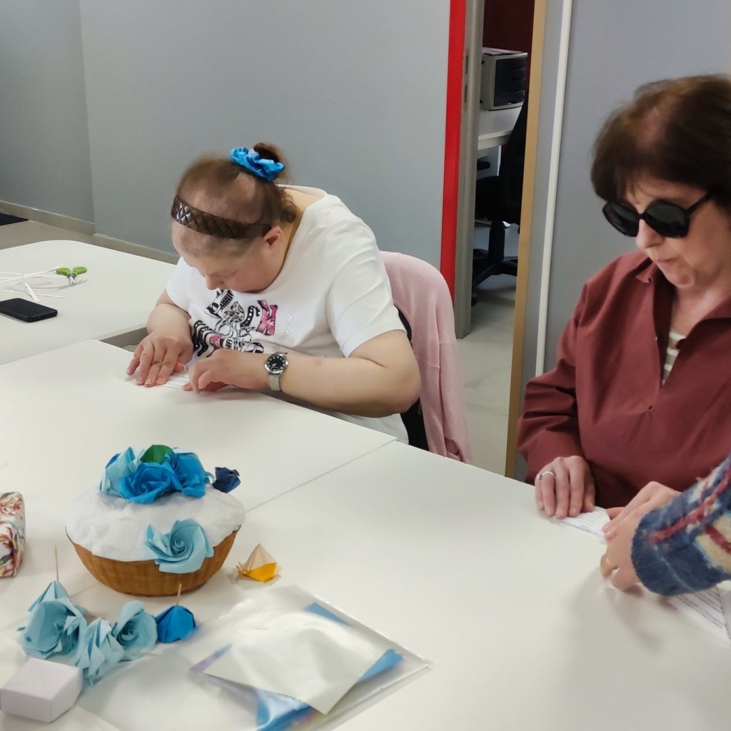 Nathalie A et Véro se concentrent au pliage