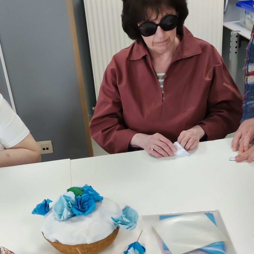 Véronique en pleine action de pliage