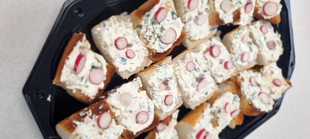toasts au fromages frais, fines herbes et radis du jardin