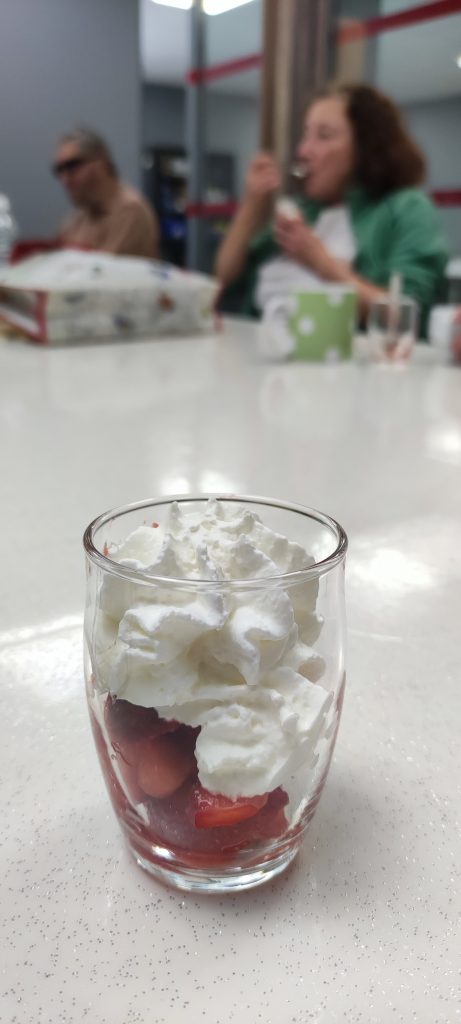 verrine de fraise à la crème fraiche