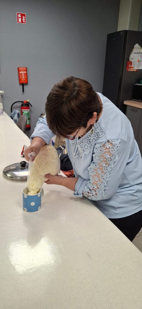 Fabienne verse le savon de Marseille dans une tasse.