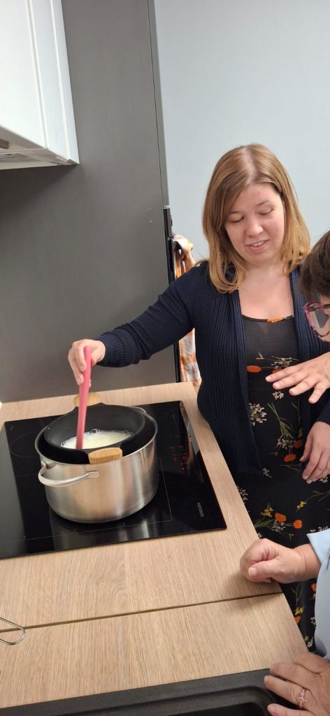 Stéphanie mélange le savon qui fond dans la casserole.