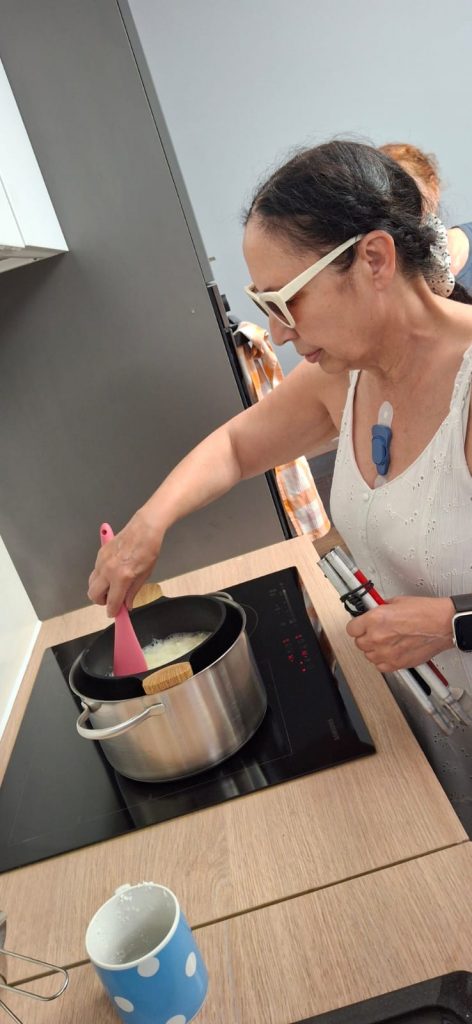Nathalie mélange le savon qui fond dans la casserole.