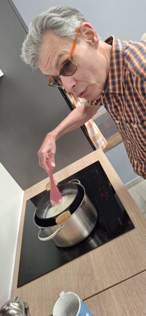 Jean-Pierre mélange le savon qui fond dans la casserole.