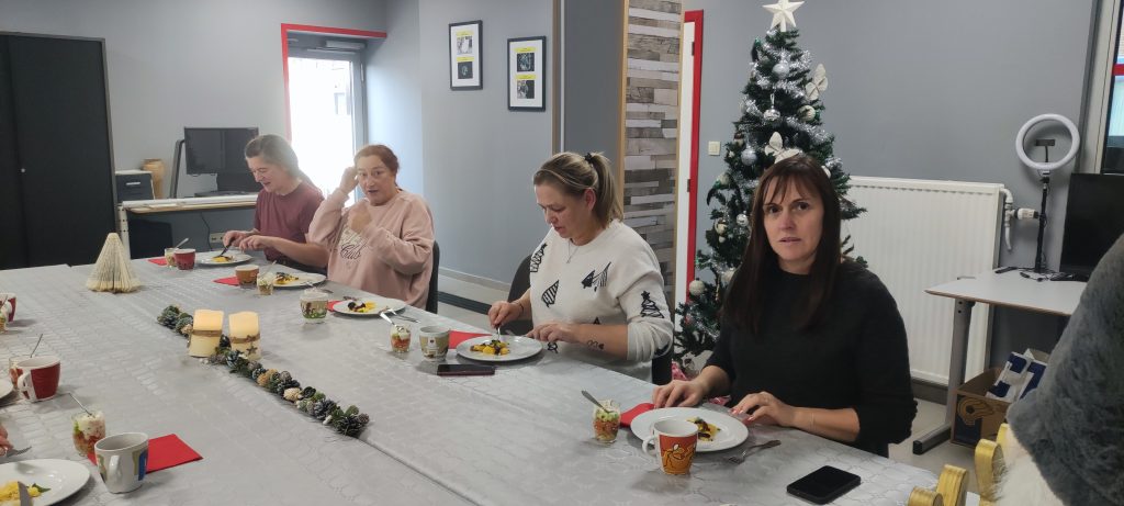 Karen, Pascale, Monika et Valérie dégustent l'entrée.