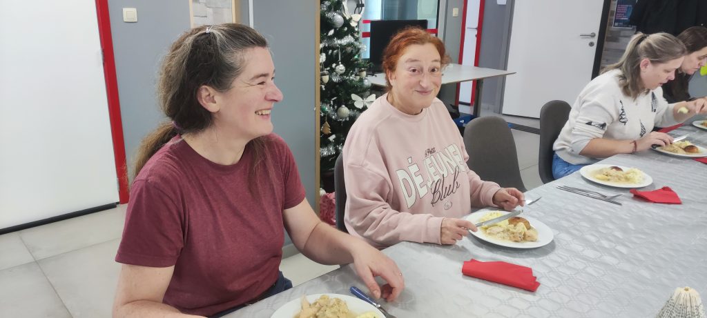 Karen et Pascale, à table, mangent le poulet à la normande