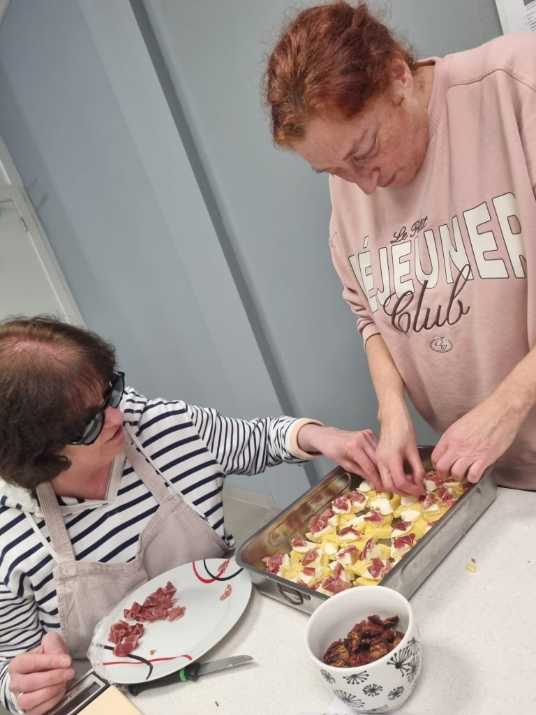 Véro et Pascale garnissent la polenta