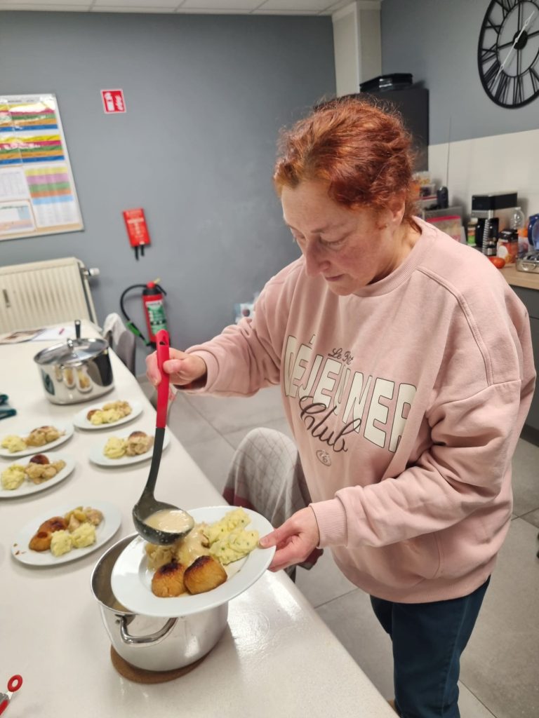 Pascale sert le poulet