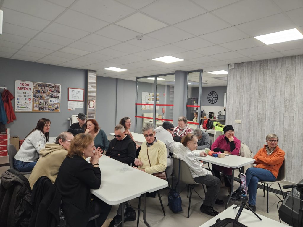 Photo de groupe des participants au blindtest: table 1 : Nathalie M., Gérard, Valérie, Paul-andré, Pascale, Eric, Jean-Pierre.
table 2 : Nathalie A., Claudy, Karen, Souad, Xavier, Michael, Aïcha et Jacqueline.