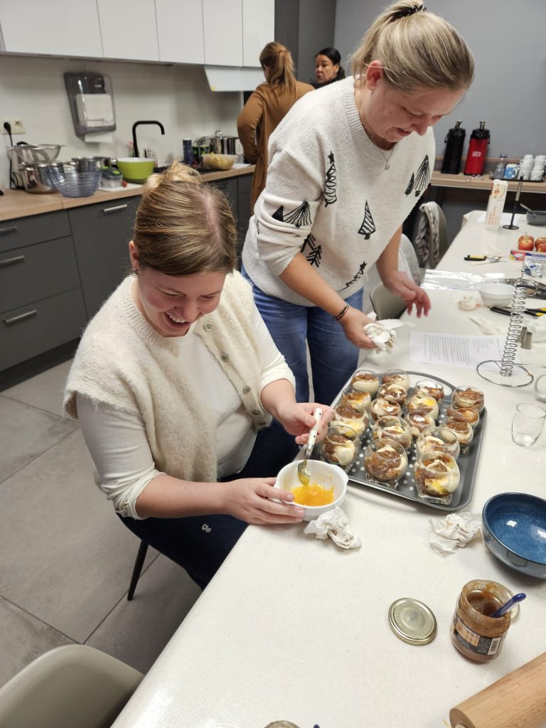 Stéphanie et Monika préparent les verrines du dessert