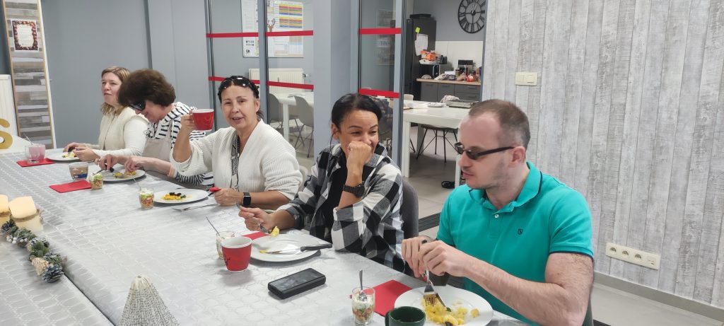 Stéphanie, Véro, Nathalie, Souad et Maxime mangent l'entrée.