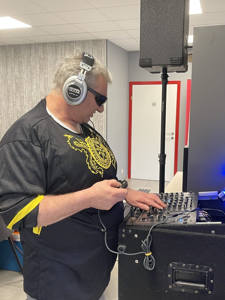 DJ Claudy aux platines.