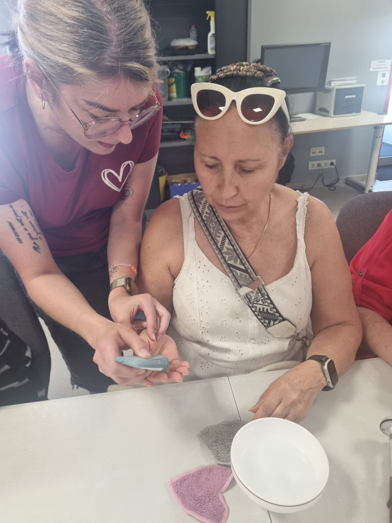 Laura montre comment utiliser le coton réutilisable à Nathalie