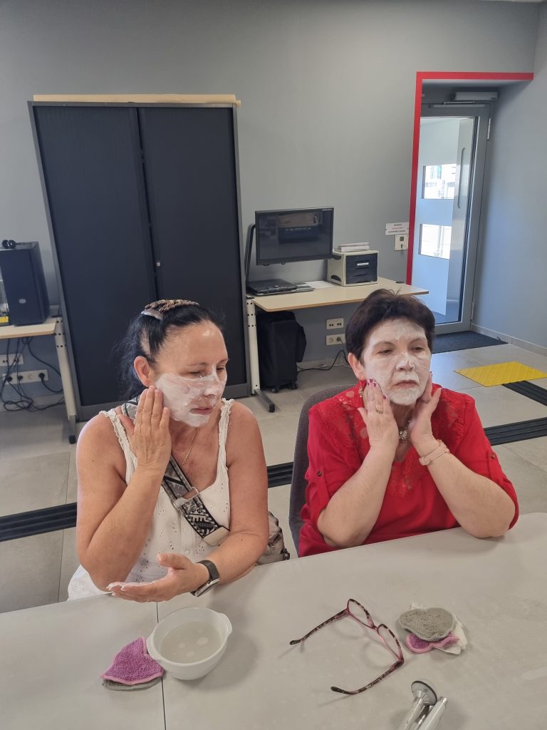 Nathalie et Fabienne s'applique un masque sur le visage
