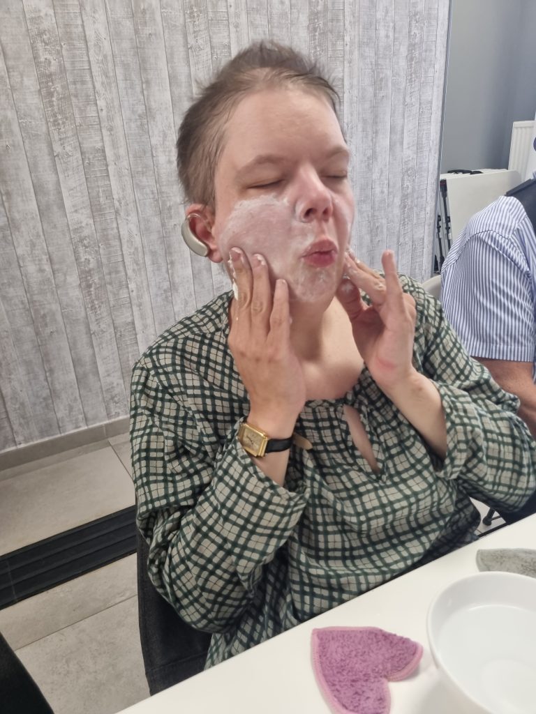 Sarah se fait un gommage du visage