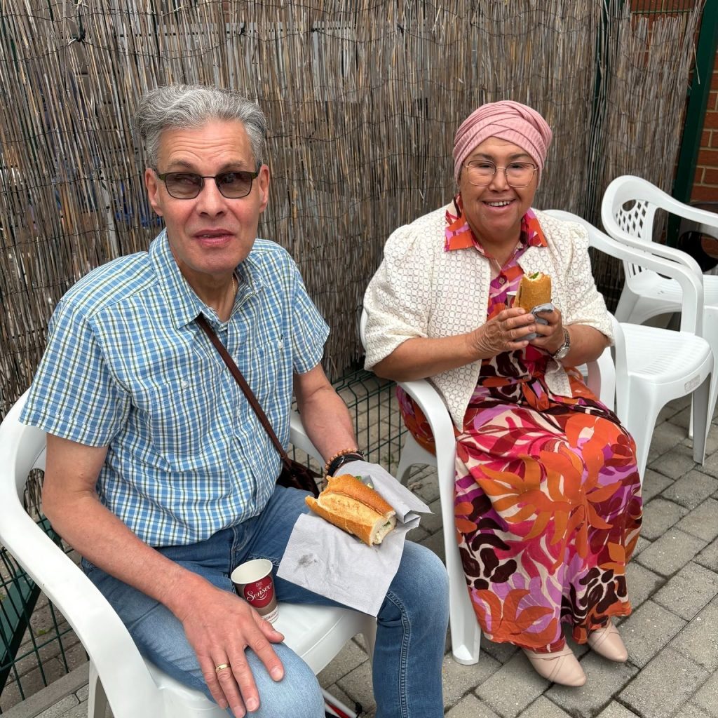 Jean-Pierre et Aïcha dans la jardin