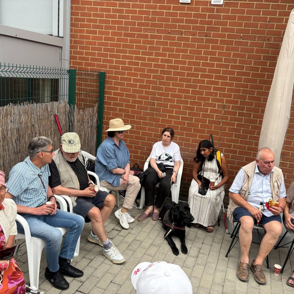 photo d'ensemble de sparticipants dans le jardin: Jean-Pierre, alain, Véronique, Aurélie, Sumeera et Michel.