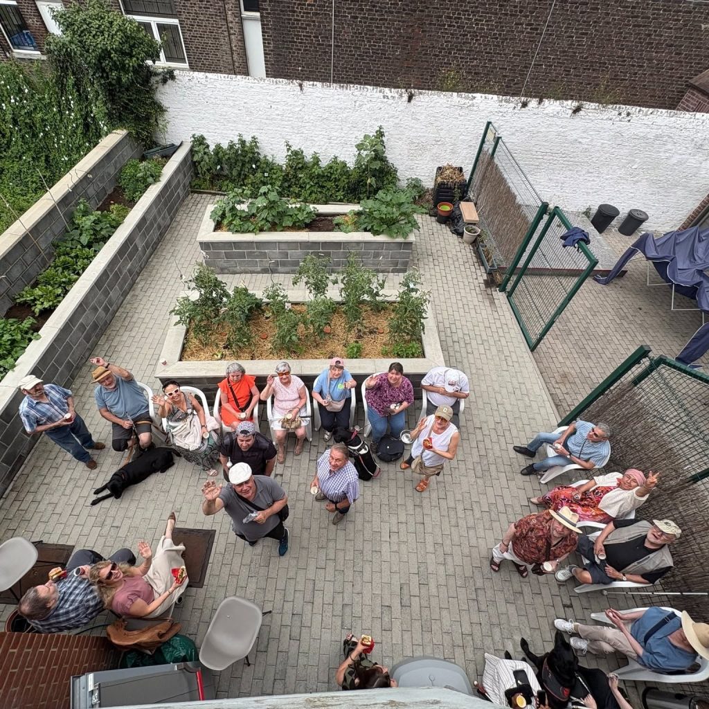 photo de groupe des participants dans le jardin prise du 1er étage