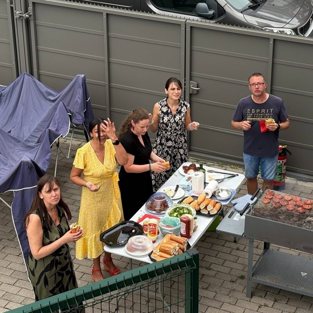 photo de l'équipe dans le jardin préparant le barbecue prise du 1er étage