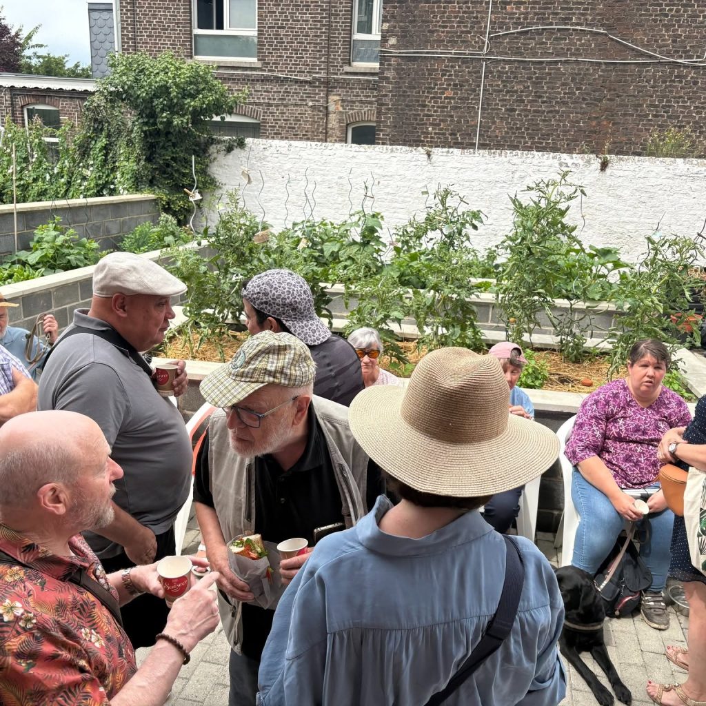 photo d'ensemble de sparticipants dans le jardin