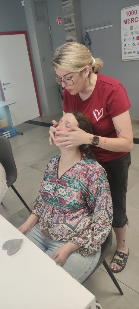 Laura masse le visage de Aurélie